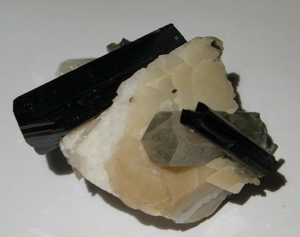 Ilvaïte, calcite et quartz, Boron Quarry, Dalnegorsk, Russie.