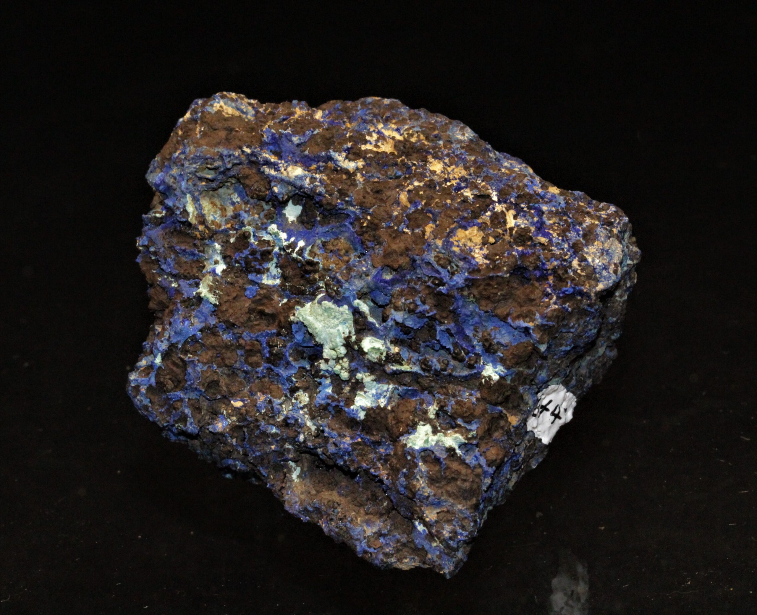 Ténorite (mélaconite) et azurite, mine de Chessy, Rhône.