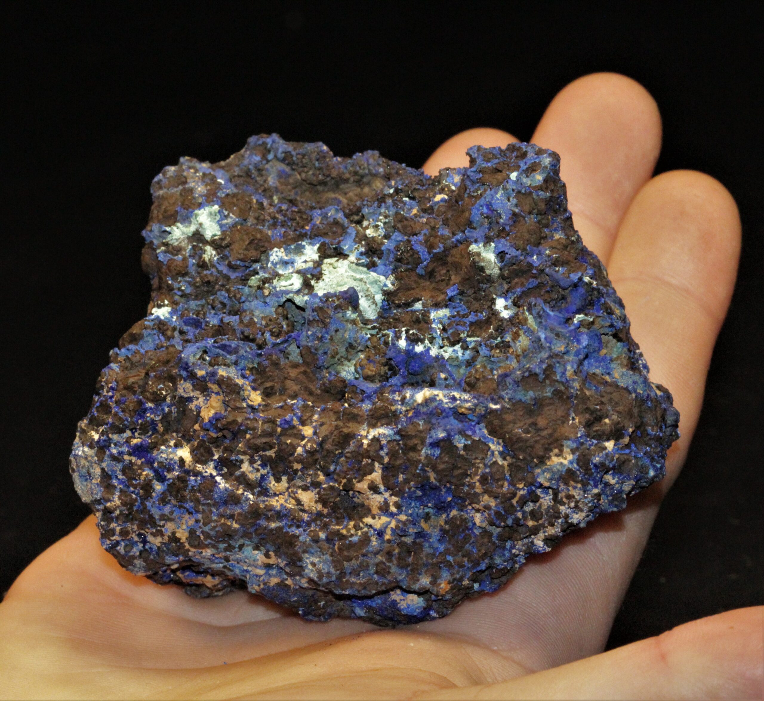 Ténorite (mélaconite) et azurite, mine de Chessy, Rhône.