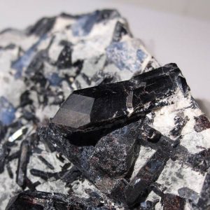 Neptunite et benitoite, San Benito Co, Californie.