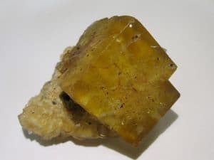 Fluorine jaune sur quartz, Valzergues, Aveyron.