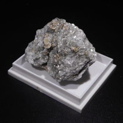 Pistomesite, muscovite et rutile, Tunnel de la Furka, Suisse.