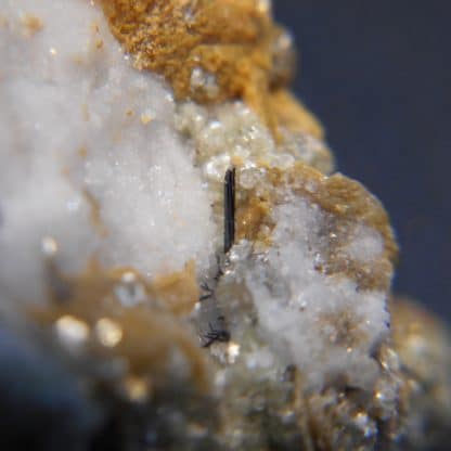 Rutile, Pistomésite (Sidérite) et Muscovite, Tunnel de la Furka, Suisse.