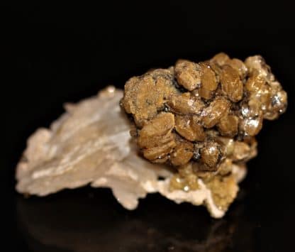 Pyromorphite blanche sur baryte avec galène, Les Farges, Ussel, Corrèze.