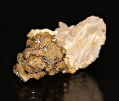 Pyromorphite blanche sur baryte avec galène, Les Farges, Ussel, Corrèze.