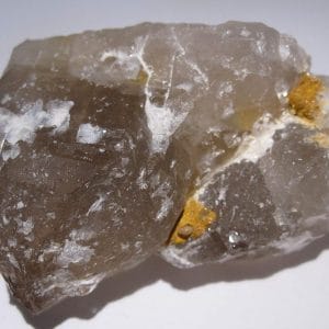 Bertrandite sur quartz, mine de La Villeder, Morbihan, Bretagne.