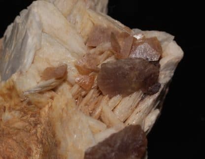 Wulfénite sur baryte, Les Monterniers, Lantignié, Rhône.