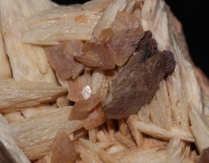 Wulfénite sur baryte, Les Monterniers, Lantignié, Rhône.