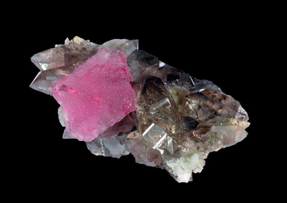 Minéraux français : Fluorine rose, massif du Mont-Blanc, Chamonix, Haute-Savoie, France.