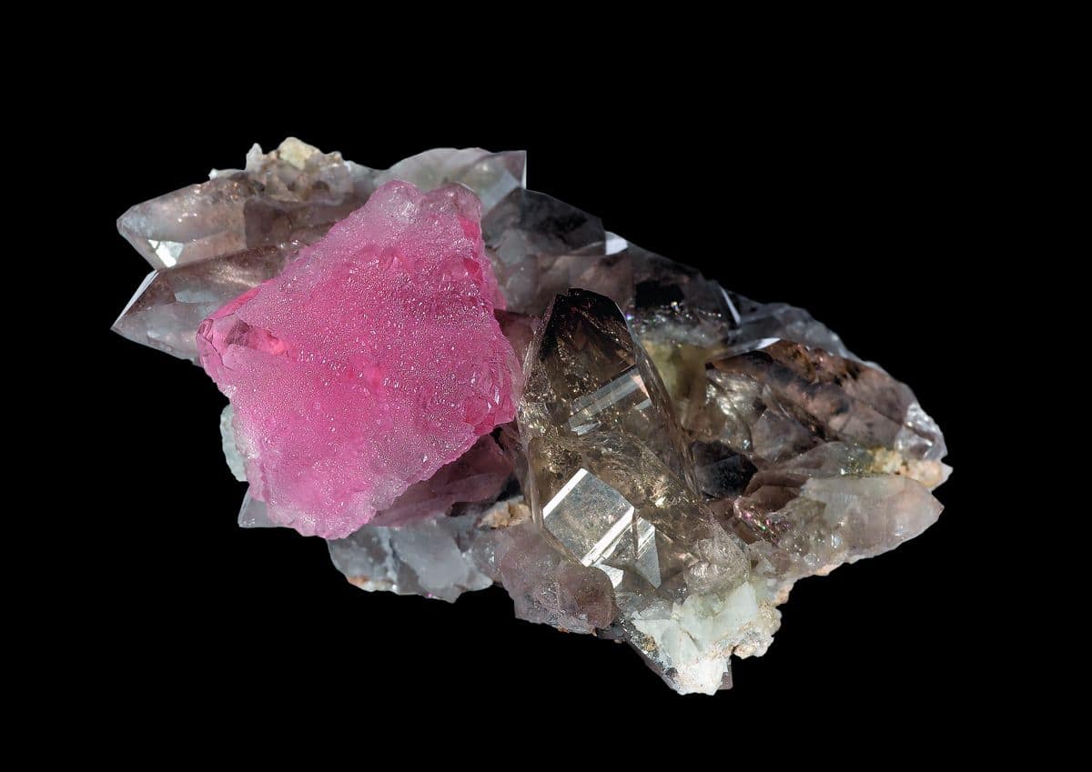 Fluorite rose, massif du Mont-Blanc, Chamonix, Haute-Savoie, France.