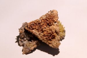 Tennantite et Mimétite, mine de Tsumeb, Namibie.