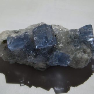 Fluorine bleue et jaune zonée, mine de Montroc, Tarn.