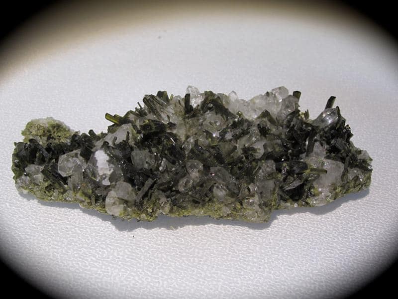 Épidote et cristaux de quartz, Cevins, Tarentaise, Savoie.