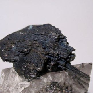 Betekhtinite sur calcite, Dzhezkazgan mining district, Karaganda, Kazakhstan.