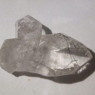 Cristaux de tourmaline inclus dans des cristaux de quartz de Savoie.