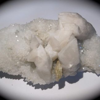 Calcite et barytine sur fluorine et quartz, mine de Fontsante, Var.