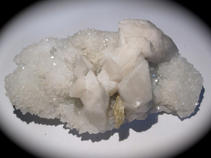Calcite et barytine sur fluorine et quartz, mine de Fontsante, Var.
