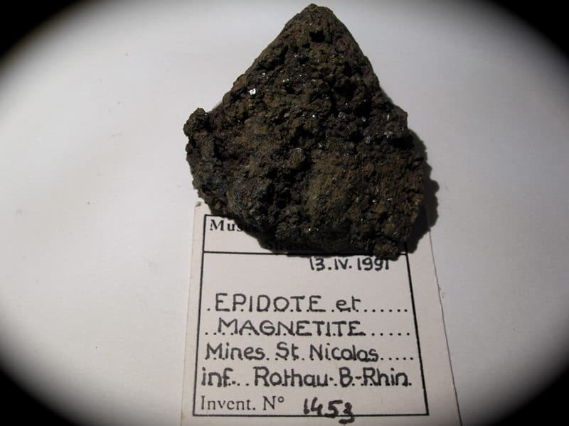 Epidote et magnétite, mine Saint Nicolas, Rothau, Bas-Rhin.