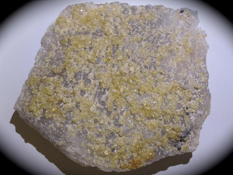 Fluorine jaune, mine des Farges, près d'Ussel, Corrèze.