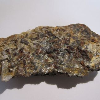 Staurotide (staurolite) gemme et graphite, Kérilis, Baud, Morbihan.