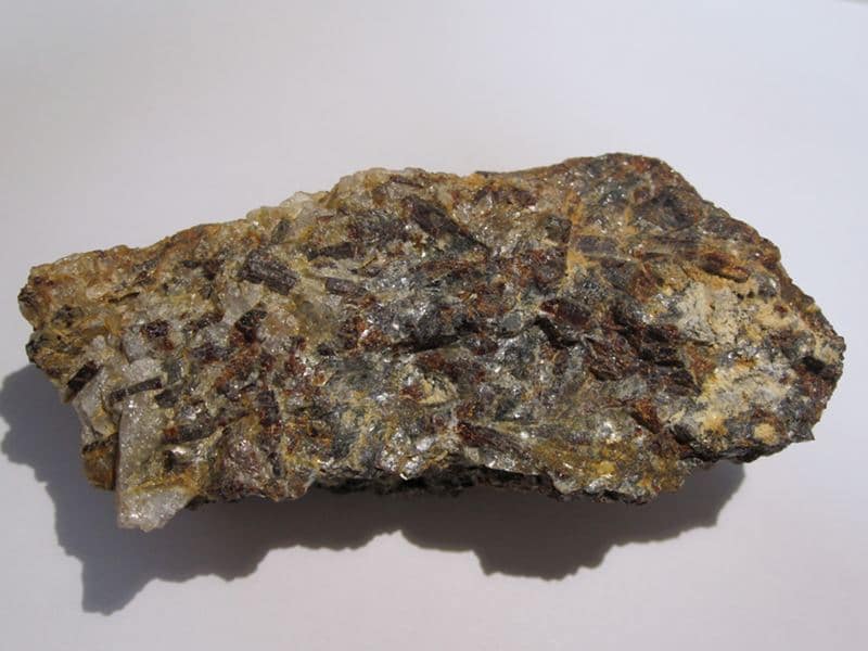 Staurotide (staurolite) gemme et graphite, Kérilis, Baud, Morbihan.