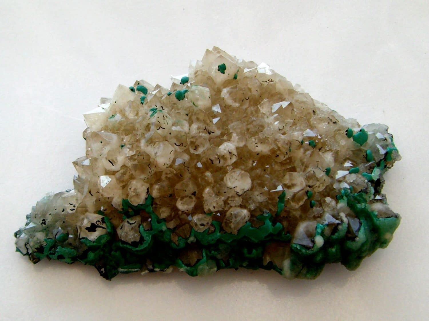 Malachite botryoïdale sur cristaux de quartz de Bouche-Payrol (Aveyron).