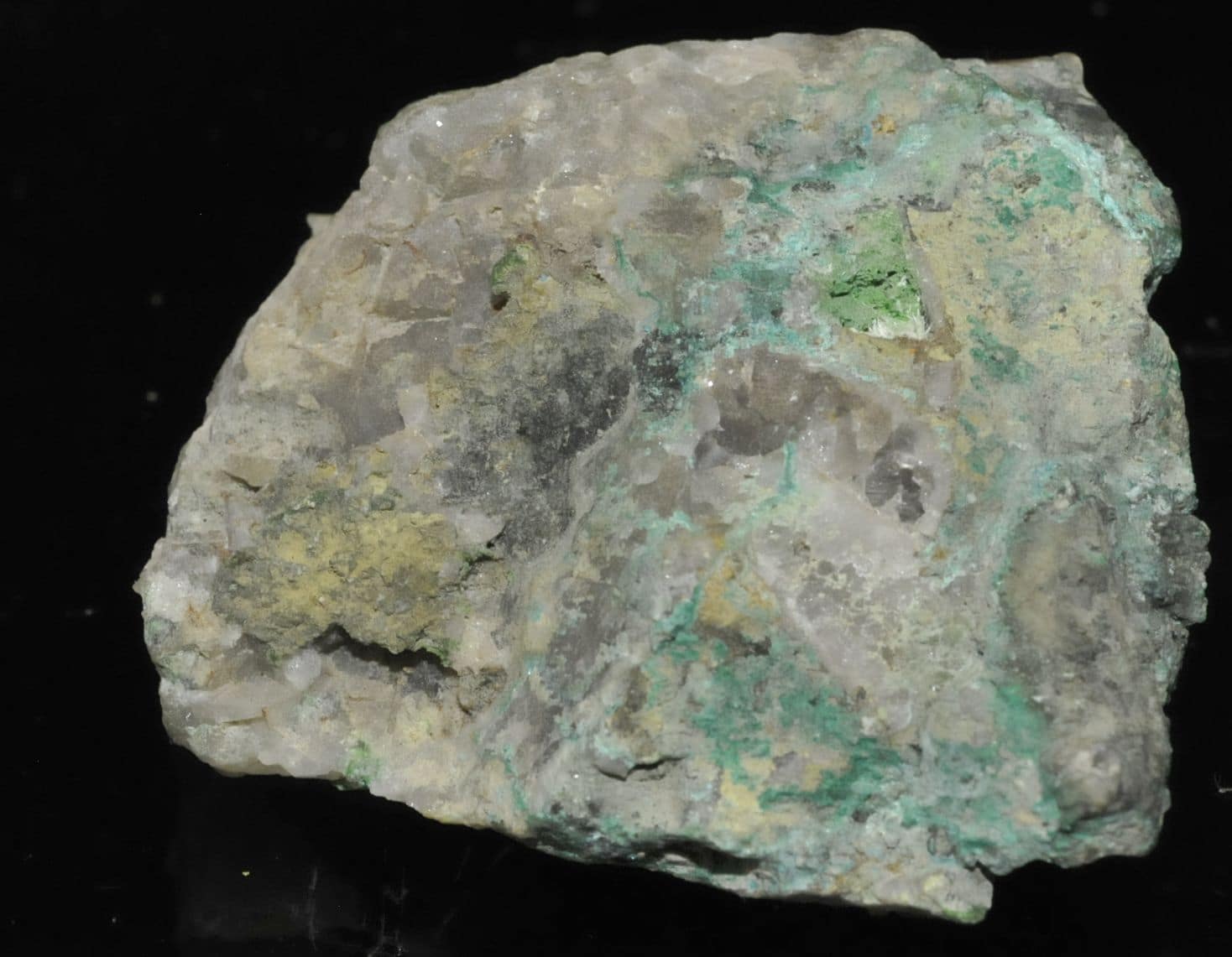 Bayldonite et olivénite de la mine de Voltennes à La Petite-Verrière (Morvan).