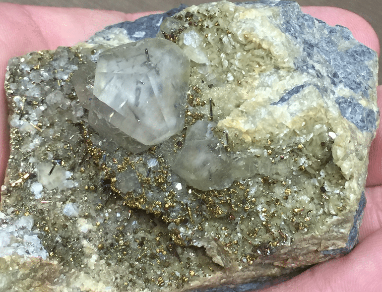 Cristaux "tête de clou" de calcite et pyrite sur sidérite (carrière du Rivet - Tarn).