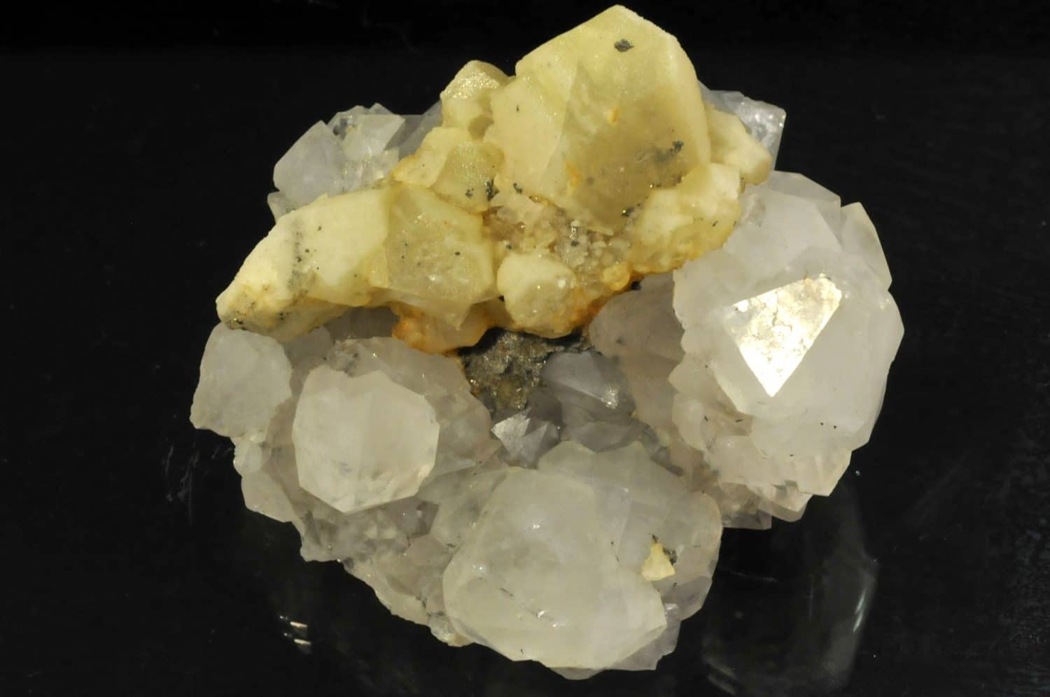 Calcite sur quartz de la mine de Peyrebrune (Tarn).