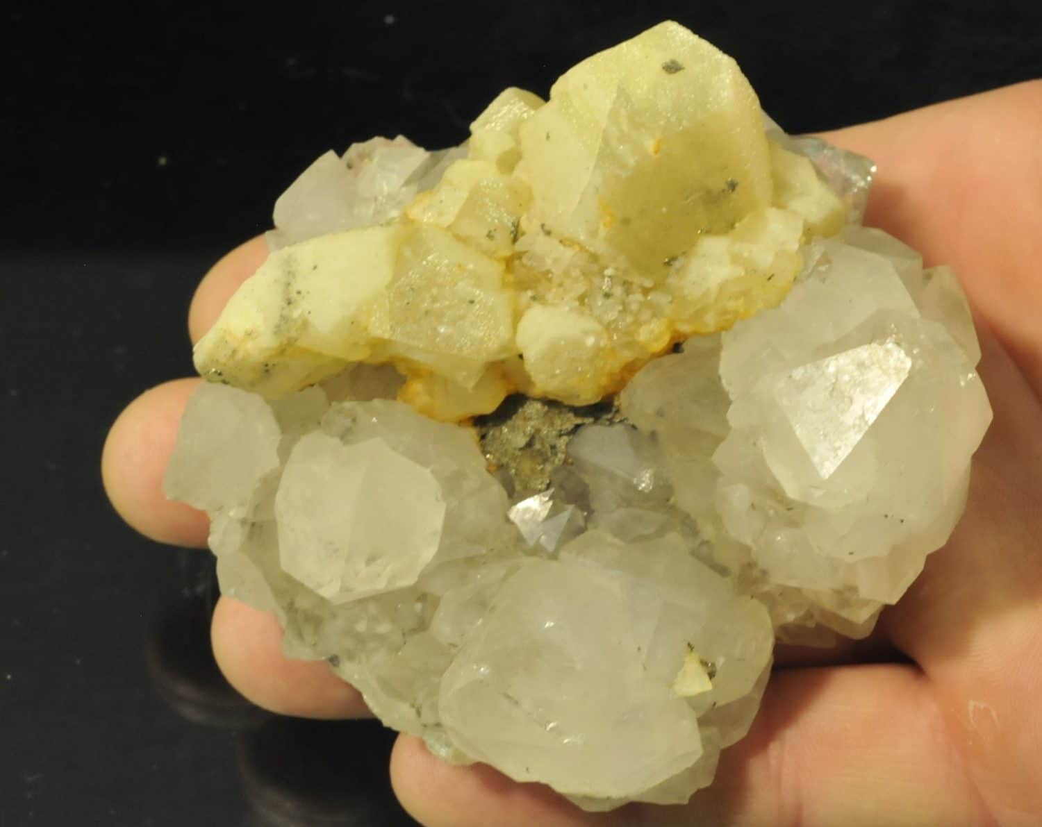 Calcite sur quartz de la mine de Peyrebrune (Tarn).