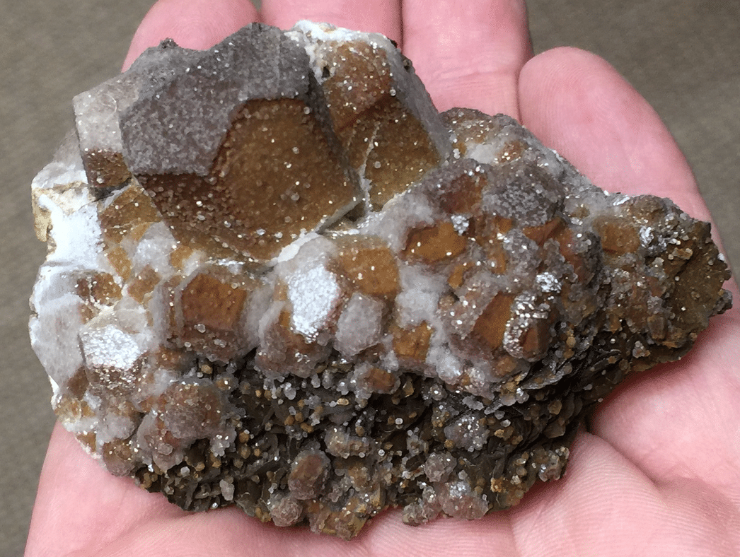 Calcite blanche et cristaux de calcite prismatique de la mine de Peyrebrune (Tarn).