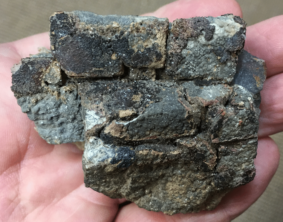 Galène altérée en cérusite, plattnerite, limonite et linarite (mine de Versilhac).
