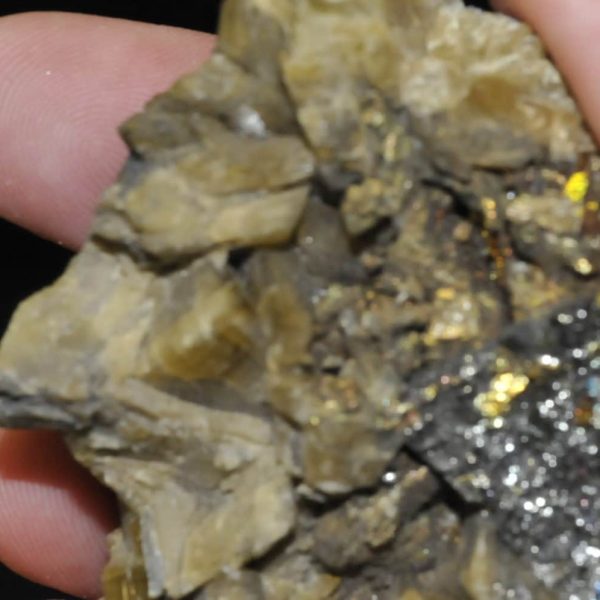 Chalcopyrite sur sidérite de la mine de La Mure (près de Grenoble en Isère).