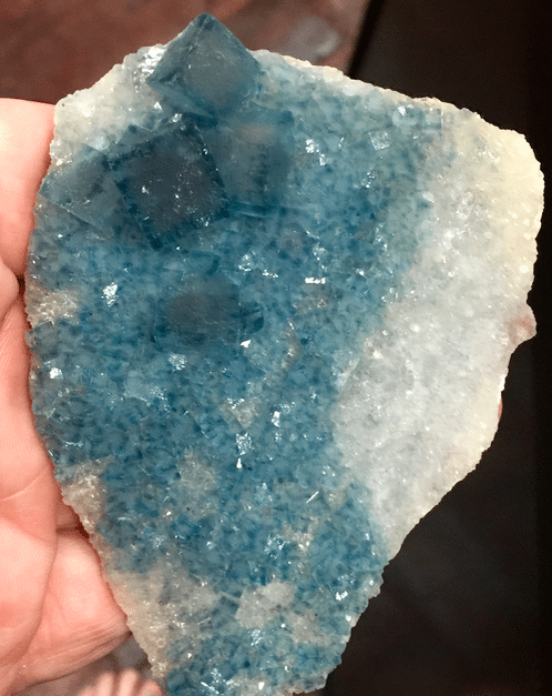 Fluorine en cristaux cubiques bleues de la mine de Fontsante (Var).