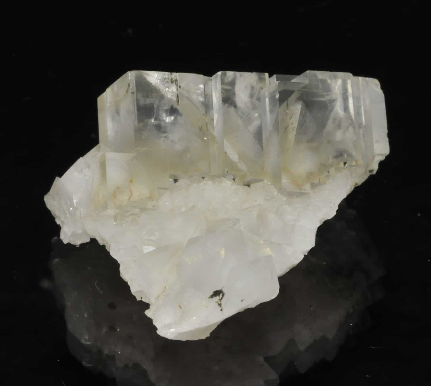 Fluorite blanche de la mine de Montroc (Tarn).