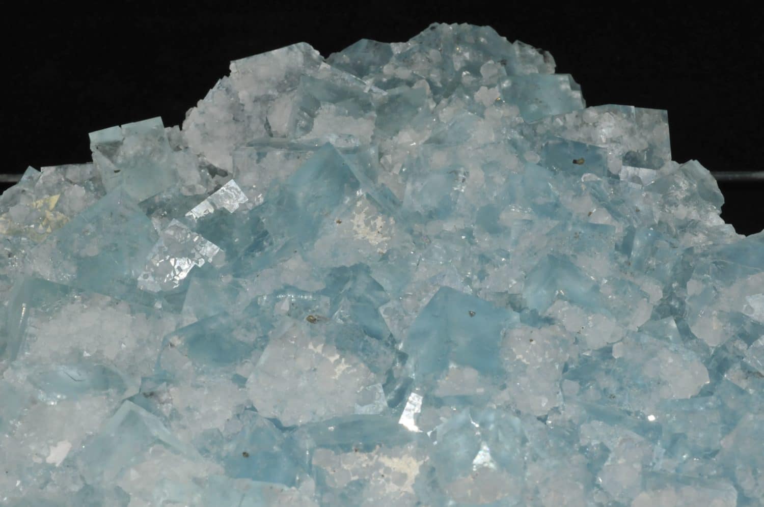 Cristaux de fluorine bleue de la mine du Burc au Burg (Tarn).
