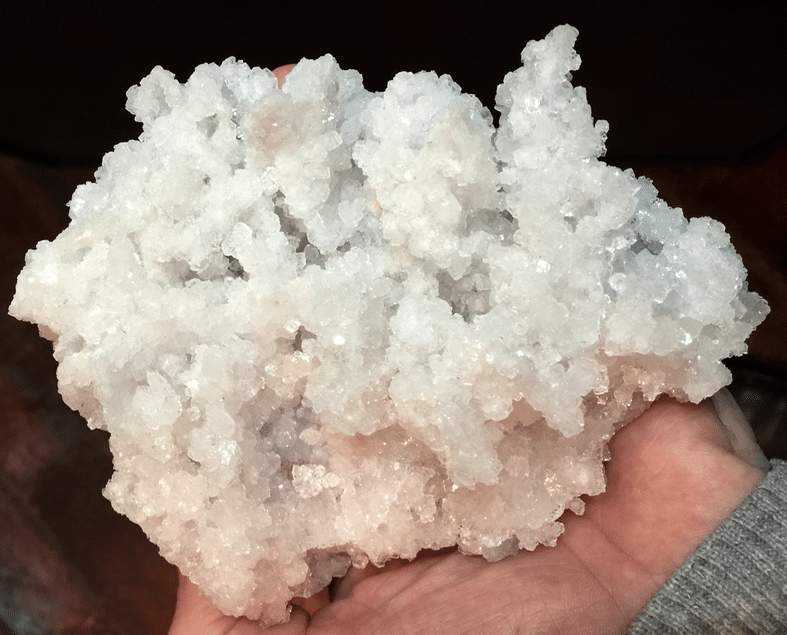 Fluorine en cristaux cubiques blancs en arborescences de la mine Fontsante (Var).