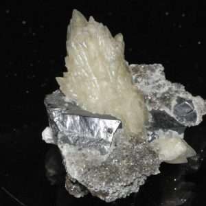 Gerbe de cristaux de calcite et cristaux de galène de Planioles (Lot).