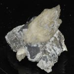 Gerbe de cristaux de calcite et cristaux de galène de Planioles (Lot).