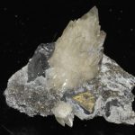 Gerbe de cristaux de calcite et cristaux de galène de Planioles (Lot).