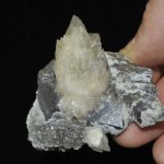 Gerbe de cristaux de calcite et cristaux de galène de Planioles (Lot).