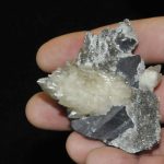 Gerbe de cristaux de calcite et cristaux de galène de Planioles (Lot).