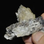 Gerbe de cristaux de calcite et cristaux de galène de Planioles (Lot).