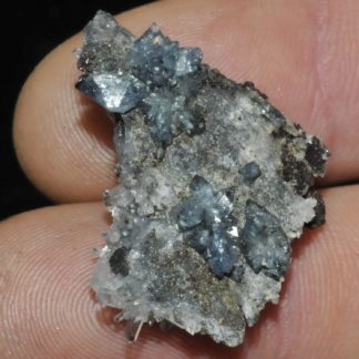 Molybdofornacite, scorodite et quartz, Tsumeb, Namibie.