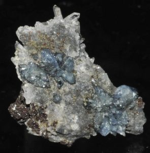 Molybdofornacite, scorodite et quartz, Tsumeb, Namibie.