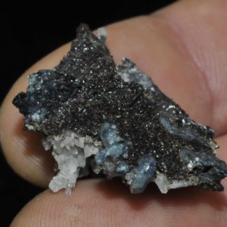 Molybdofornacite, scorodite et quartz, Tsumeb, Namibie.