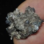 Molybdofornacite, scorodite et quartz, Tsumeb, Namibie.