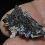 Molybdofornacite, scorodite et quartz, Tsumeb, Namibie.