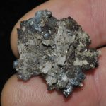 Molybdofornacite, scorodite et quartz, Tsumeb, Namibie.