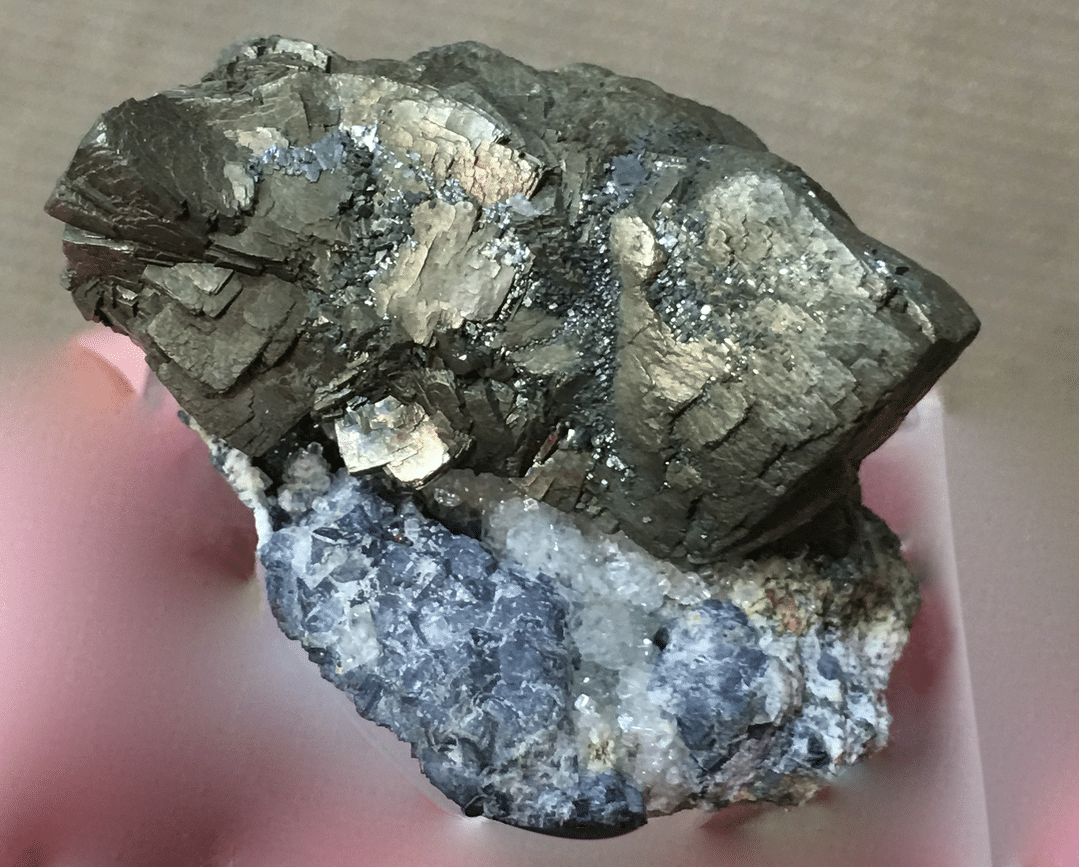 Cristaux de pyrite sur une gangue de quartz et galène de la mine de Ramponenche (Lot).